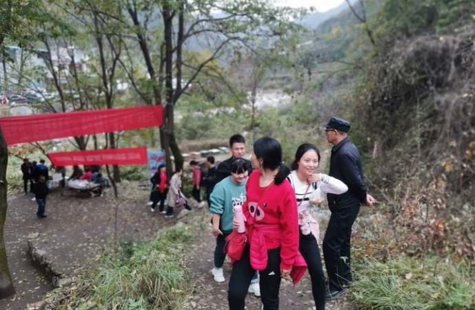 鑫安安防徒步人員開始登山 鑫安安防徒步人員開始登山
